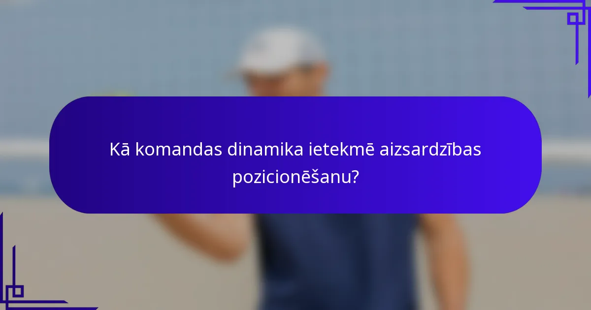 Kā komandas dinamika ietekmē aizsardzības pozicionēšanu?